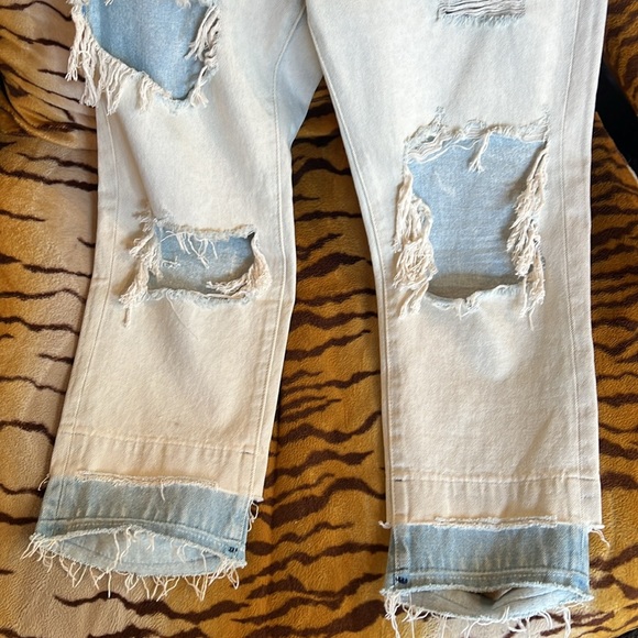 1 teaspoon very distressed, crop denim size 28. - Picture 8 of 8